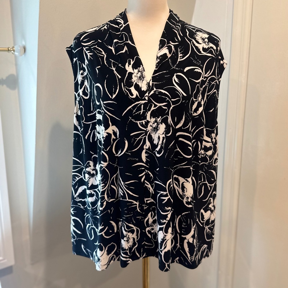 Jones Studio Black Floral Sleeveless Top Floral Print Chic | 24W